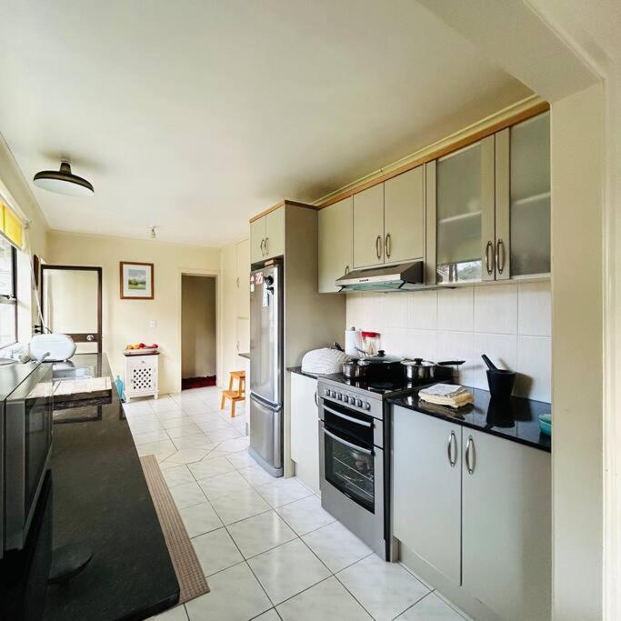 Peaceful Green Bay Charmer Auckland Exterior photo
